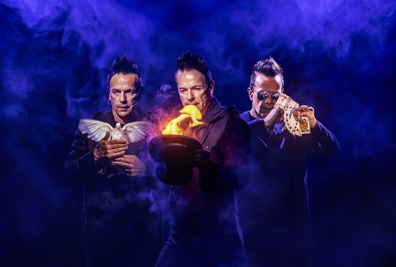 Home Slideshow Header 1 - Craig Christian Magician - card Manipulation - The Manipulator